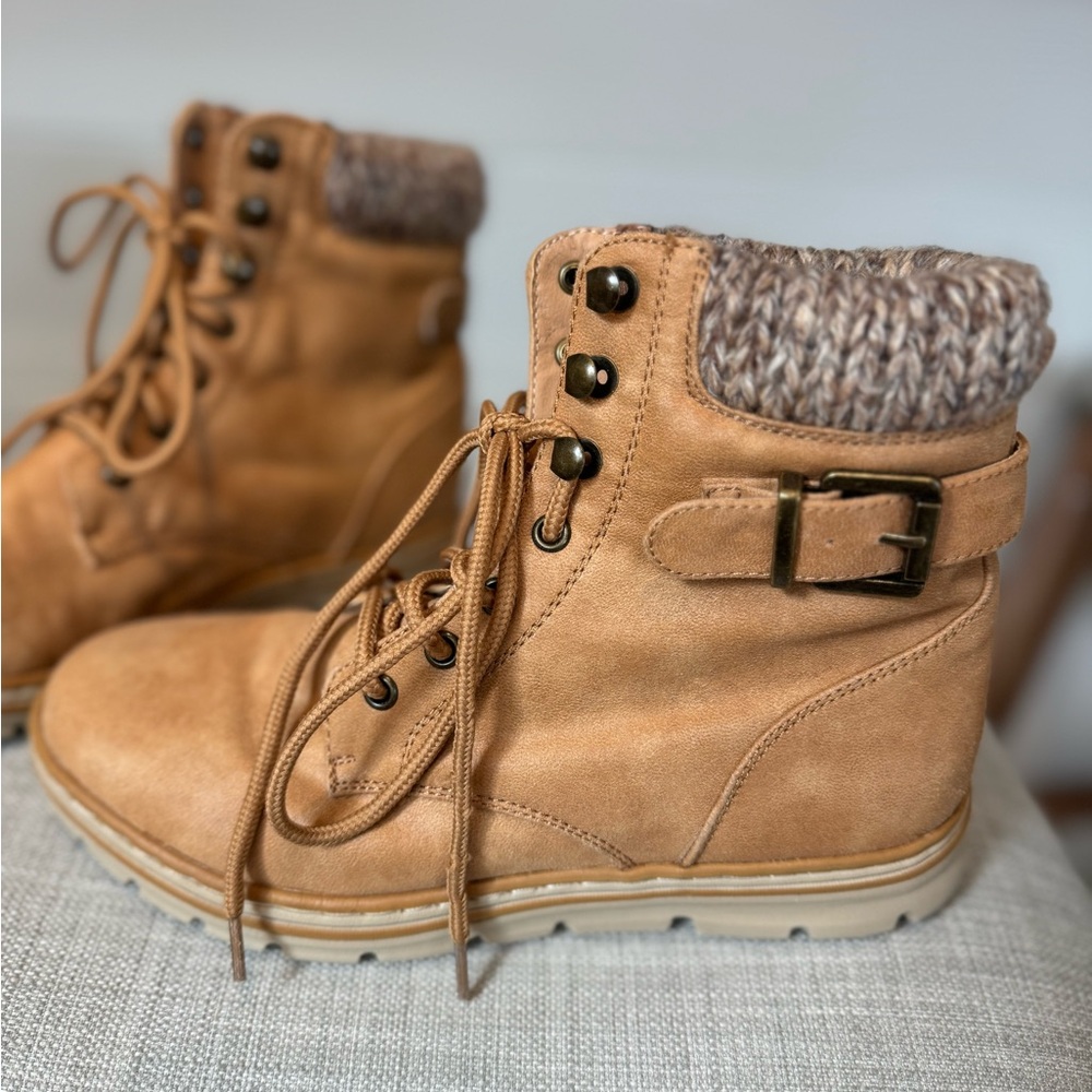 Brand New!! Women’s Tan Lace-Up Ankle Boots with Knit Collar
